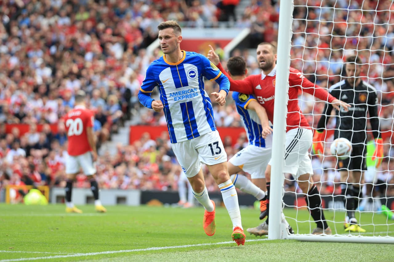 Brighton sorprendió al Manchester United y le propinó una dolorosa derrota en Old Trafford, donde la afición no quedó contenta y los abucheó. CR7 ingresó en el complemento, pero poco pudo hacer para evitar la caída.