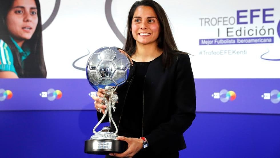 Kenti Robles es la primera mexicana en obtener el ‘balón de plata’ que otorga la agencia EFE en la categoría femenina por primera vez en la historia.