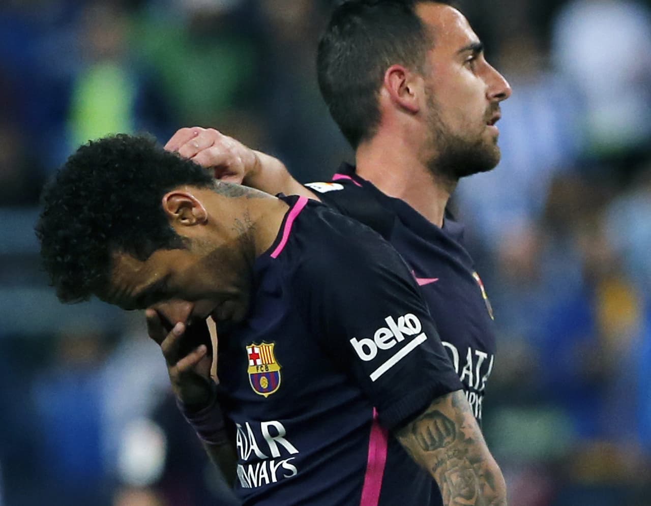 El Málaga dio la sorpresa y derrotó 2-0 al Barcelona, que desaprovechó el empate del Real Madrid en el derbi ante el Atlético, con lo que perdió la ocasión de situarse como líder de la Liga de España.