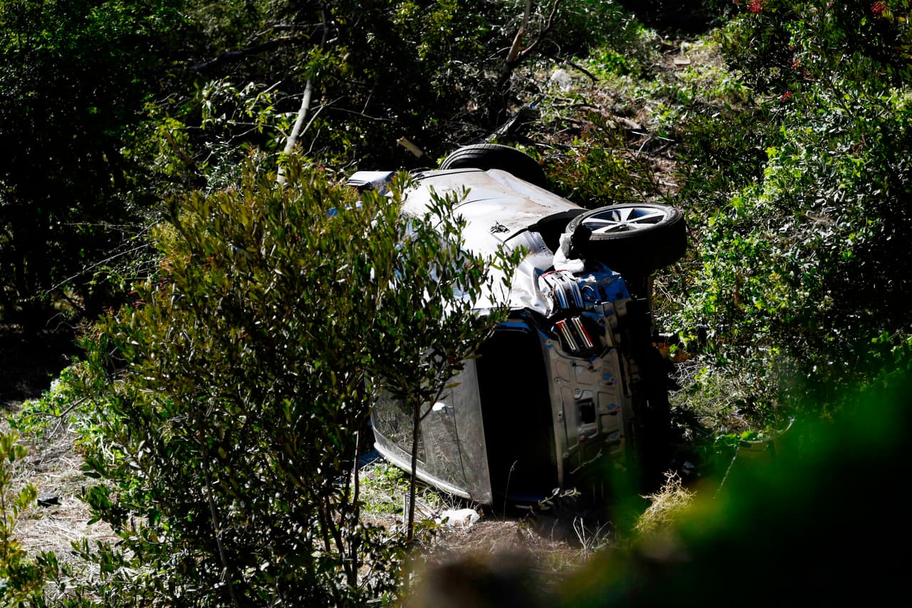 Así quedó el auto tras el accidente que sufrió este martes Tiger Woods en Rancho Palos Verdes, California.