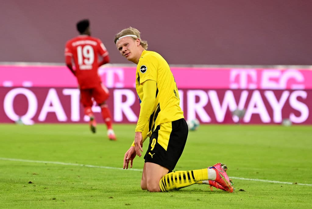 Haaland (2’, 9’) puso al frente al Dortmund y Lewandowski (26’, 44’) hizo los goles para el empate. Hacia el fin del encuentro, Goretzka (88’) y el astro polaco (90’) sentenciaron la voltereta. Bayern y Dortmund acumulan 55 y 39 unidades. Haaland y compañía se enfrentarán al Sevilla por el pase a Cuartos de Champions a media semana.