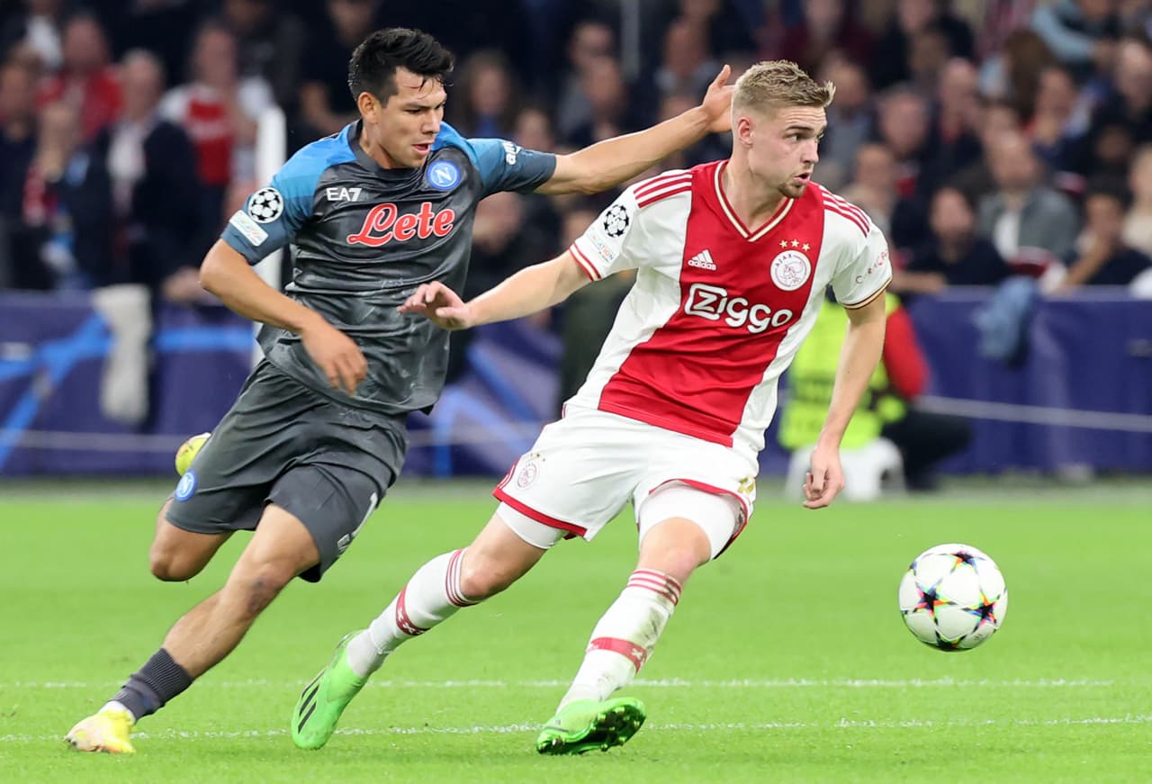Napoli aplastó al Ajax a domicilio y lleva paso perfecto en la Champions League.