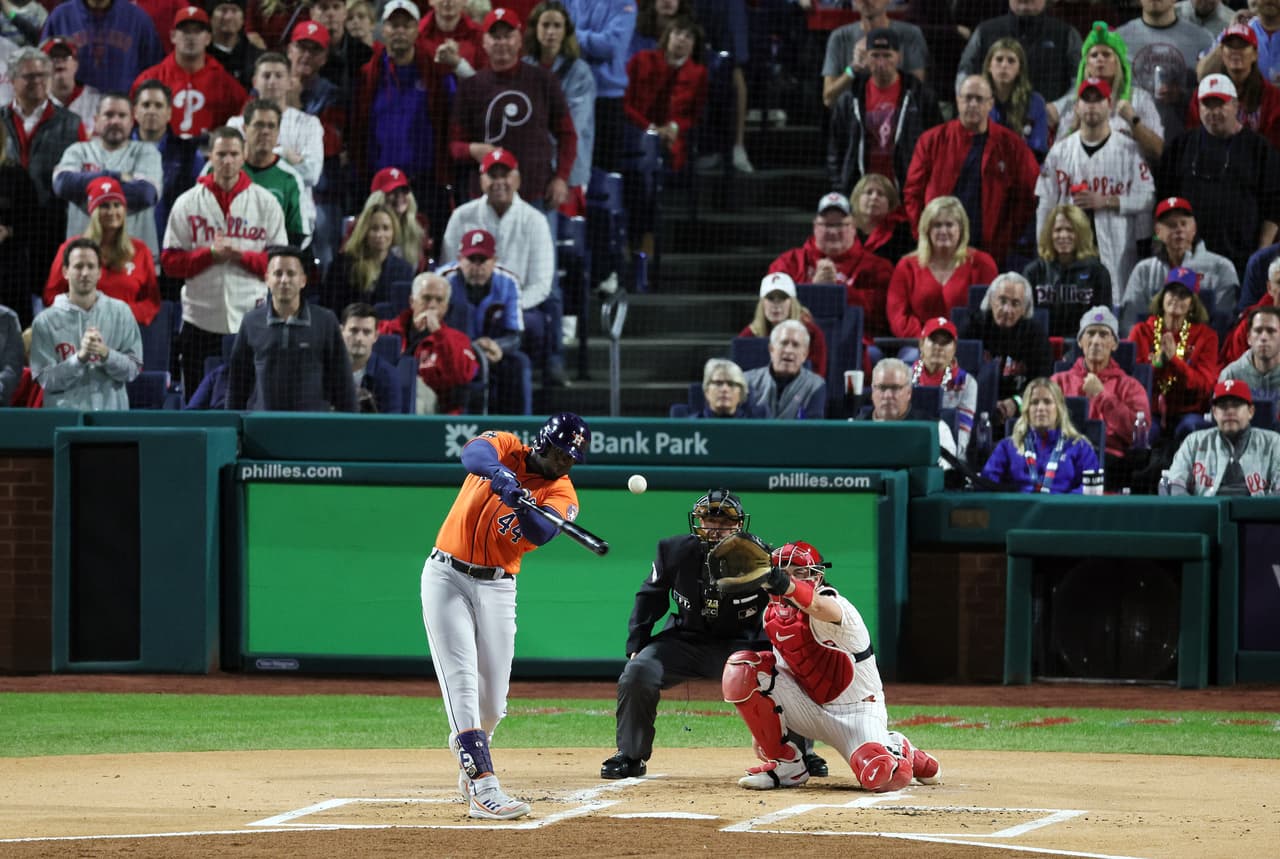 Yordan Alvarez #44 de los Astros de Houston conecta un sencillo contra los Phillies de Filadelfia durante la primera entrada.