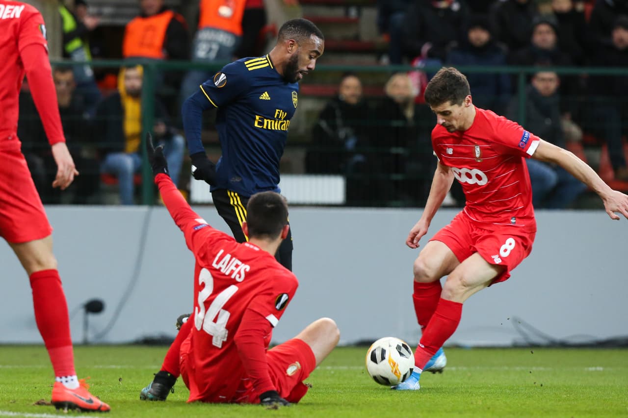 Arsenal logra remontar y empatar marcador 2-2 ante Lieja y amarra su pase a octavos de final de Europa League. Bukayo Saka, con gol y asistencia, es la estrella del partido.