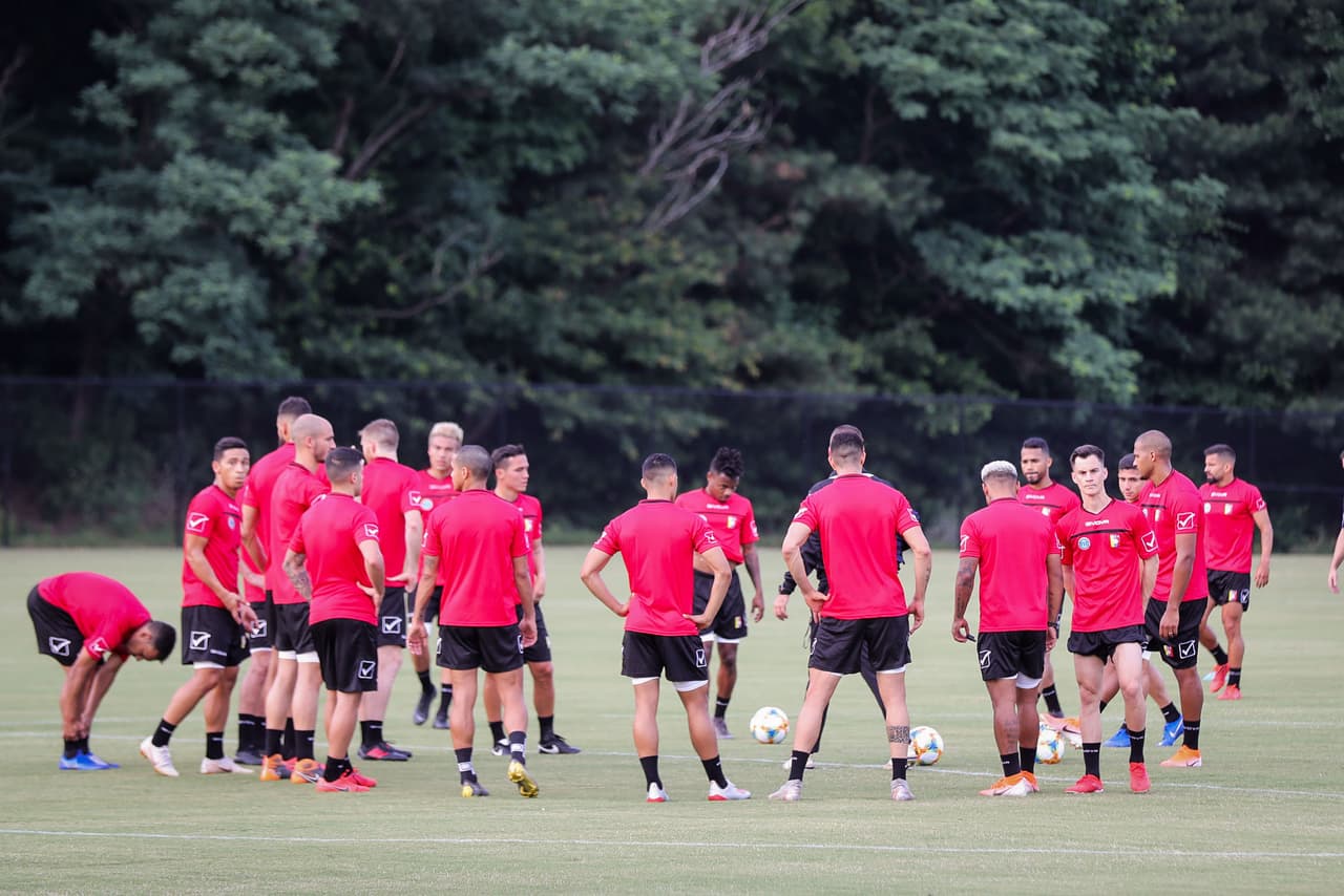 La Selección de Venezuela cerró su preparación de cara al duelo que sostendrá este miércoles en Mercedes-Benz Stadium en Atlanta ante México, en choque que le sirve de preparación a ambas selecciones para la Copa América y Copa Oro respectivamente. La 'Vinotinto' acude a este cotejo con sus grandes figuras como Salomón Rondón, Josef Martínez, Roberto Rosales y Tomás Rincón, bajo la guía del técnico Rafael Dudamel.