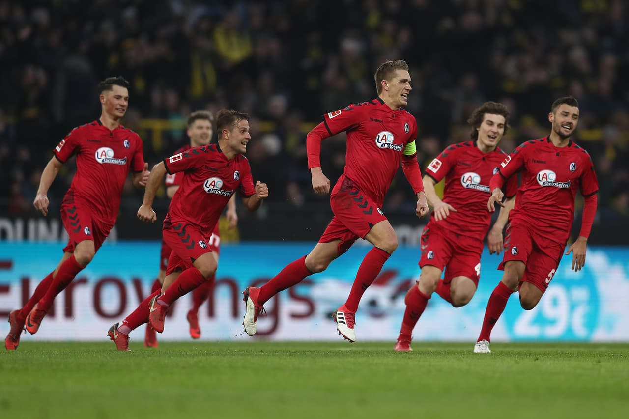 Nils Petersen fue el héroe del SC Freiburg al marcar un doblete.