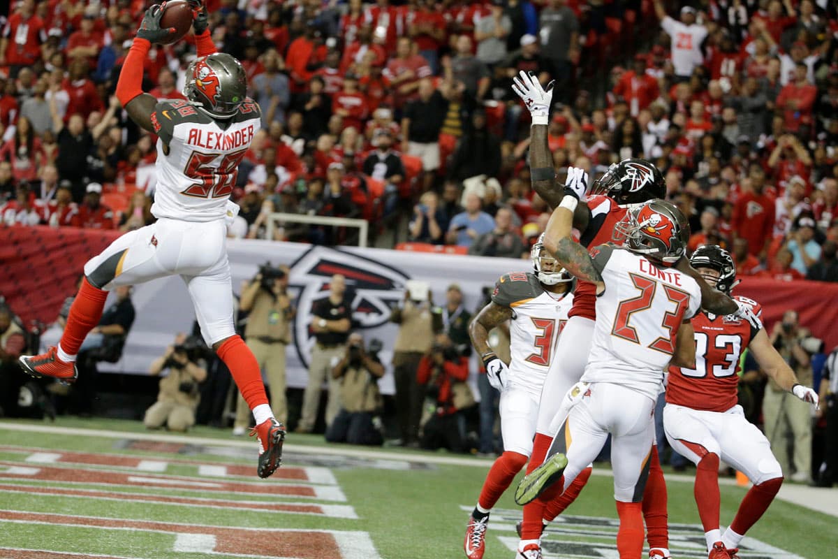 Alexander tuvo su mejor juego con 11 tacleadas, una intercepción, forzó un fumble y recobró otro en el juego que los Bucs ganaron en tiempo extra 23-20 a los Falcons.