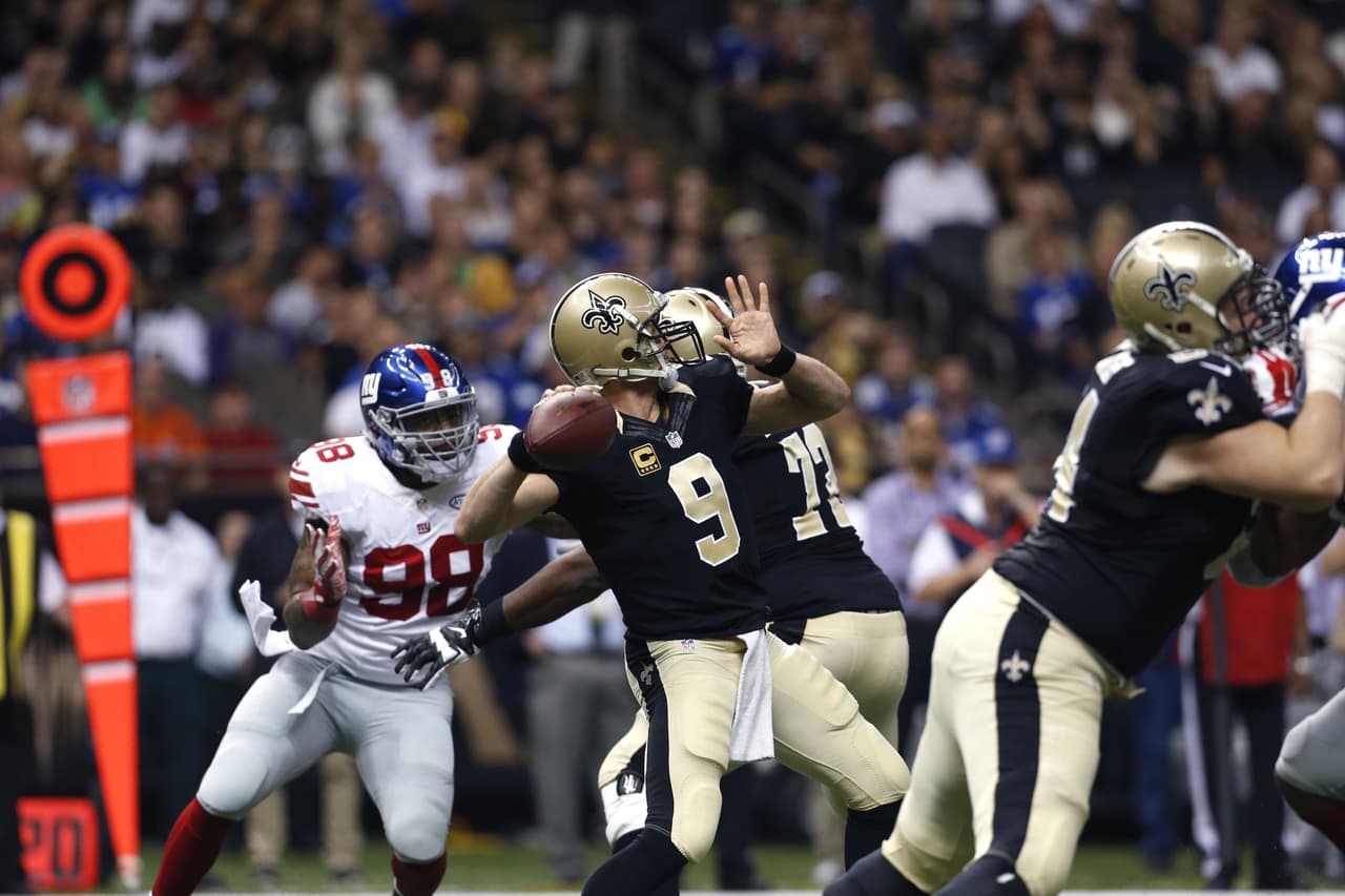 Brees empató el récord de la NFL de siete pases de TD en un juego en el partido que los Saints ganaron 52-49 a los Giants.