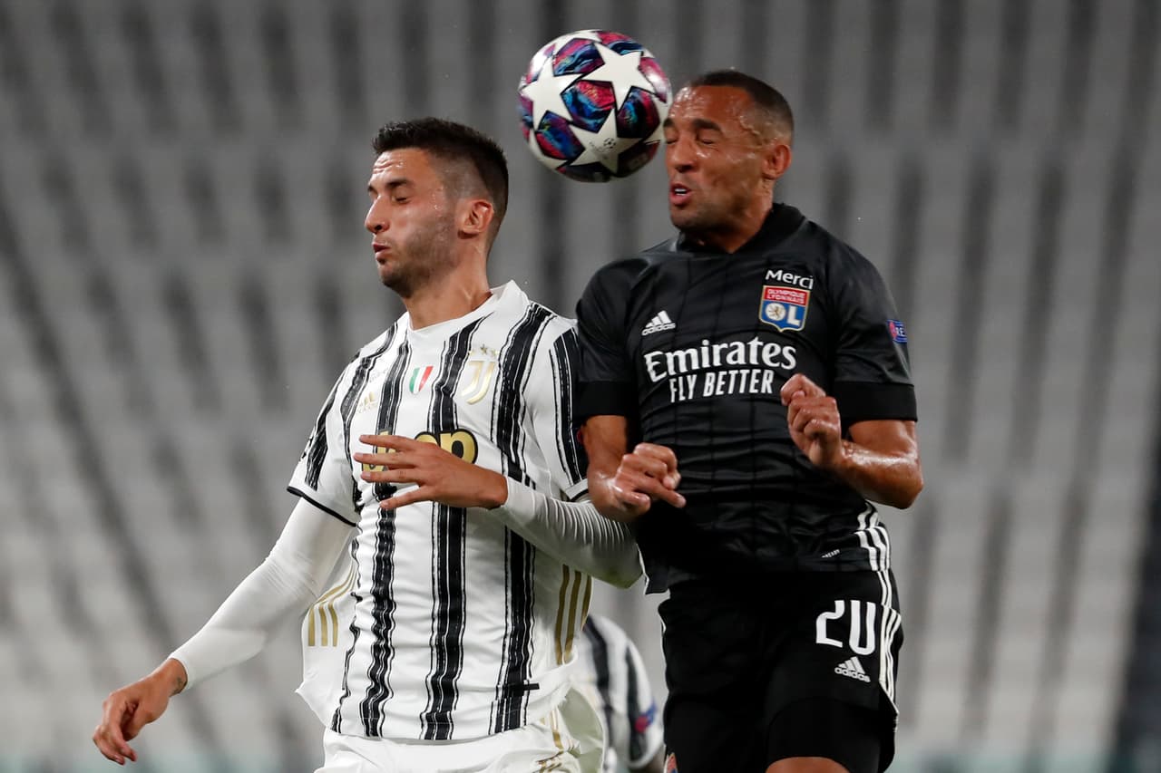 Los de Sarri se fueron al frente para buscar el empate. Lyon buscaba sorprender con un contragolpe.