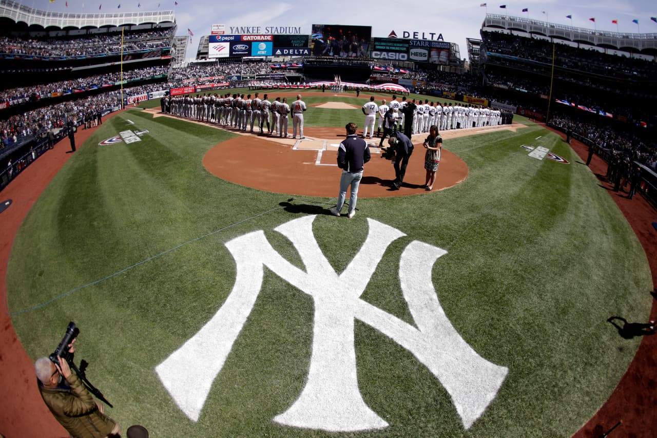 New York Yankees se impusieron 7-2 contra Baltimore Orioles en el arranque de la temporada, en un Yankee Stadium que tuvo la visita del panameño Mariano Rivera en la fiesta del triunfo.