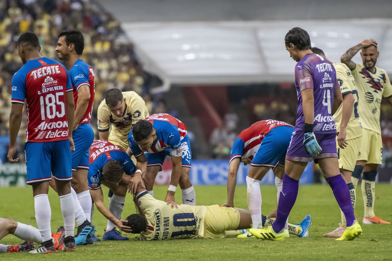 Giovani dos Santos sufrió una grave lesión en el muslo que le generó Antonio Briseño en una dura entrada.