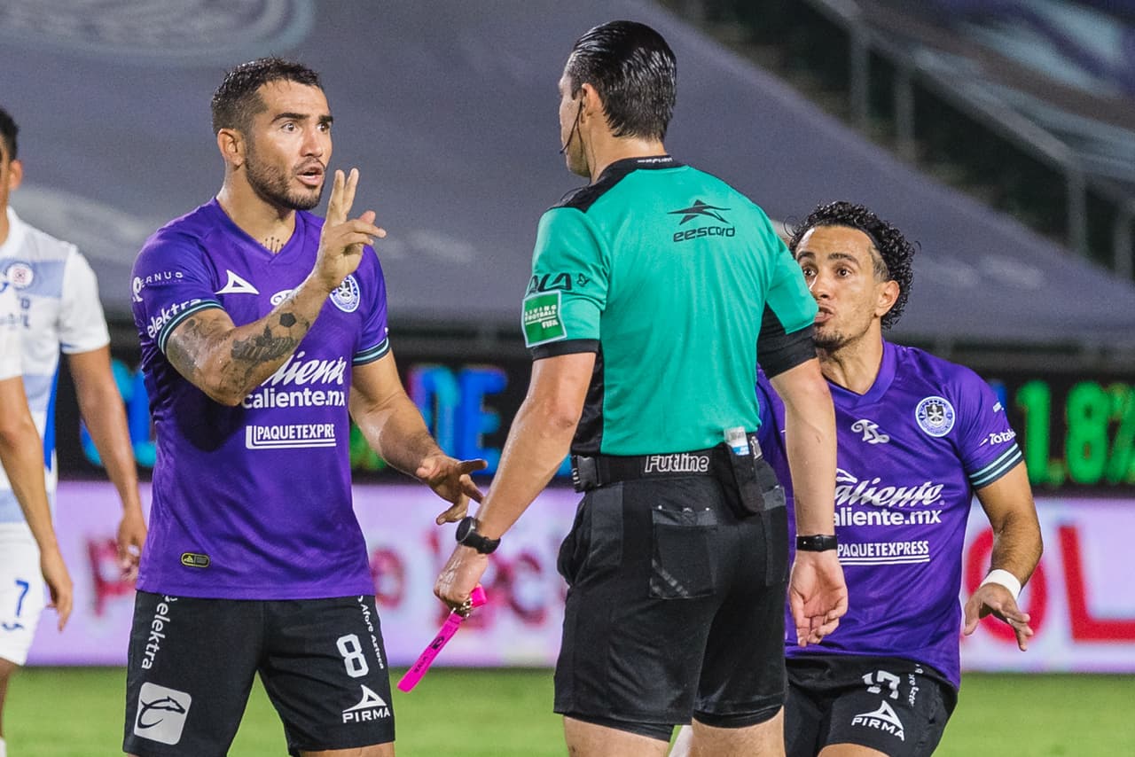 Al inicio de la segunda mitad, se decretaba una pena máxima favorable a los visitantes tras un mano dentro del área.