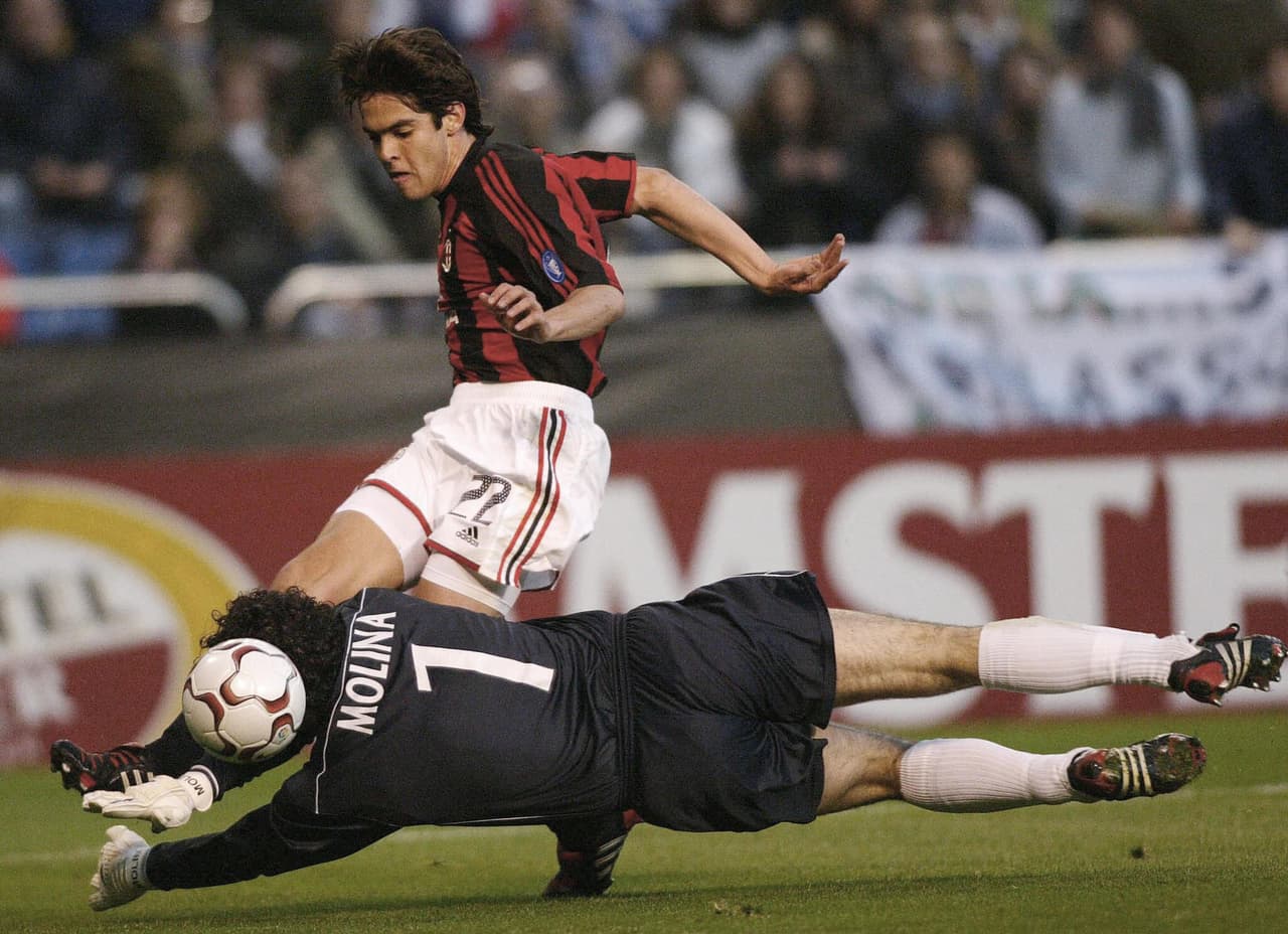 En España, mientras la delantera local era efetiva, la defensa se convertía en la salvadora ante los contragolpes del equipo italiano. Fue un partido intenso.