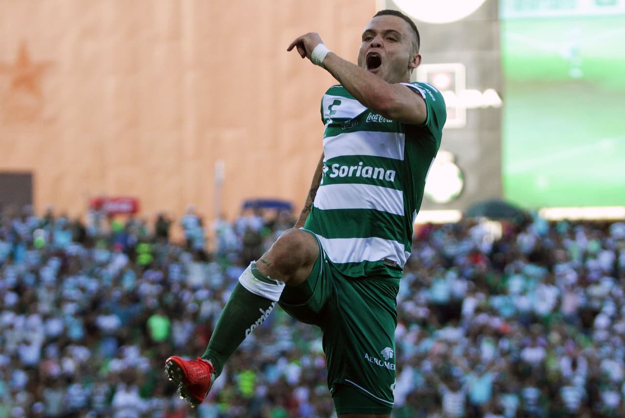 <b>Lo mejor: </b>Jonathan Rodríguez fue el adalid de su equipo en la victoria 3-1 de Santos sobre Tigres y los 'verdiblancos' llegaron a 7 años sin perder en liga ante 'los felinos' como locales (Mexsport).