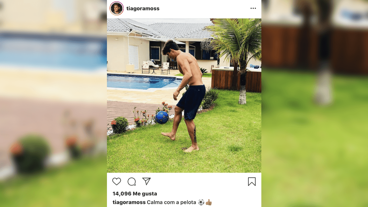 Thiago tiene una gran cantidad de fotografías suyas mostrando su amor por el futbol y por mantener una forma 'fit'.