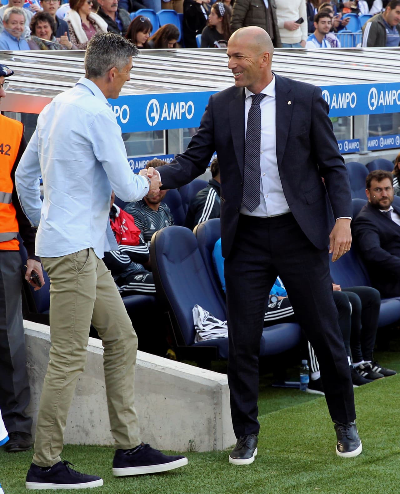 El entrenador de la Real Sociedad, Imanol Alguacil (izq.), saludó al técnico francés del Real Madrid Zinedine Zidane (der). El técnico del equipo vasco contó como titular con el mexicano Héctor Moreno.