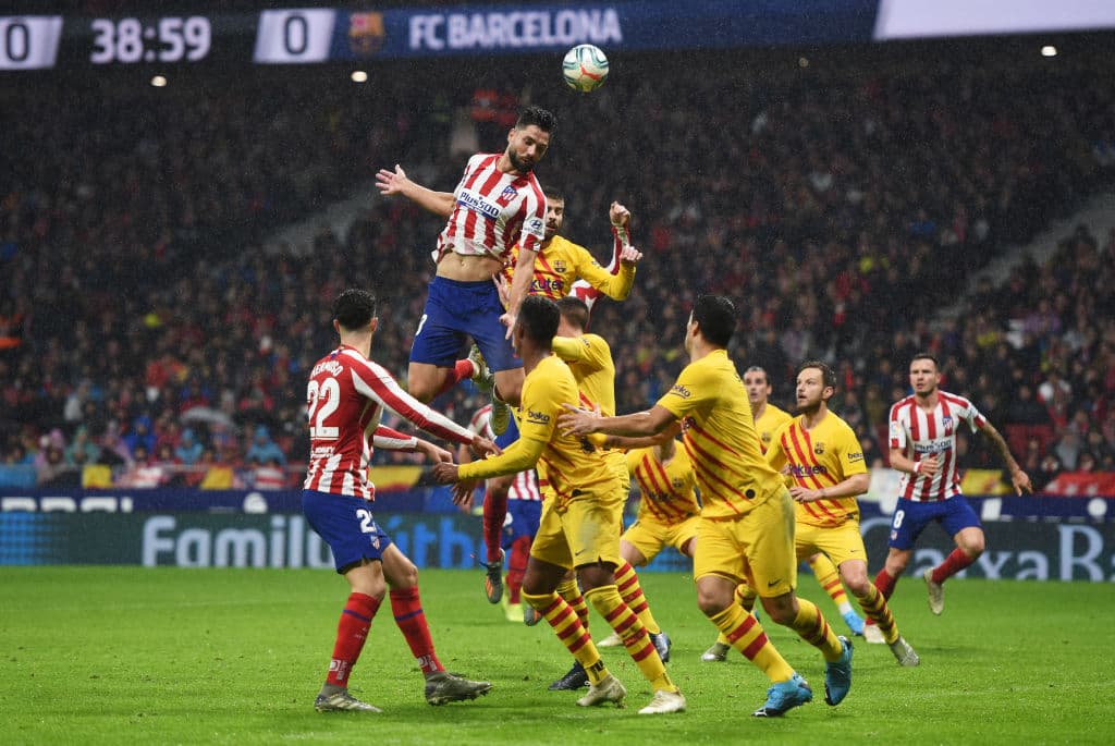 Cabezazo del Atleti que se va desviado.