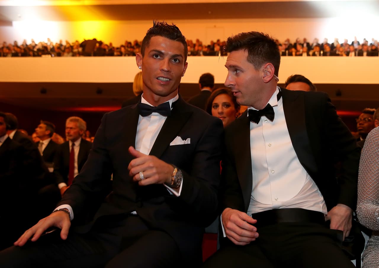 Cristiano Ronaldo y Leo Messi durante la ceremonia del Balón de Oro 2015.
