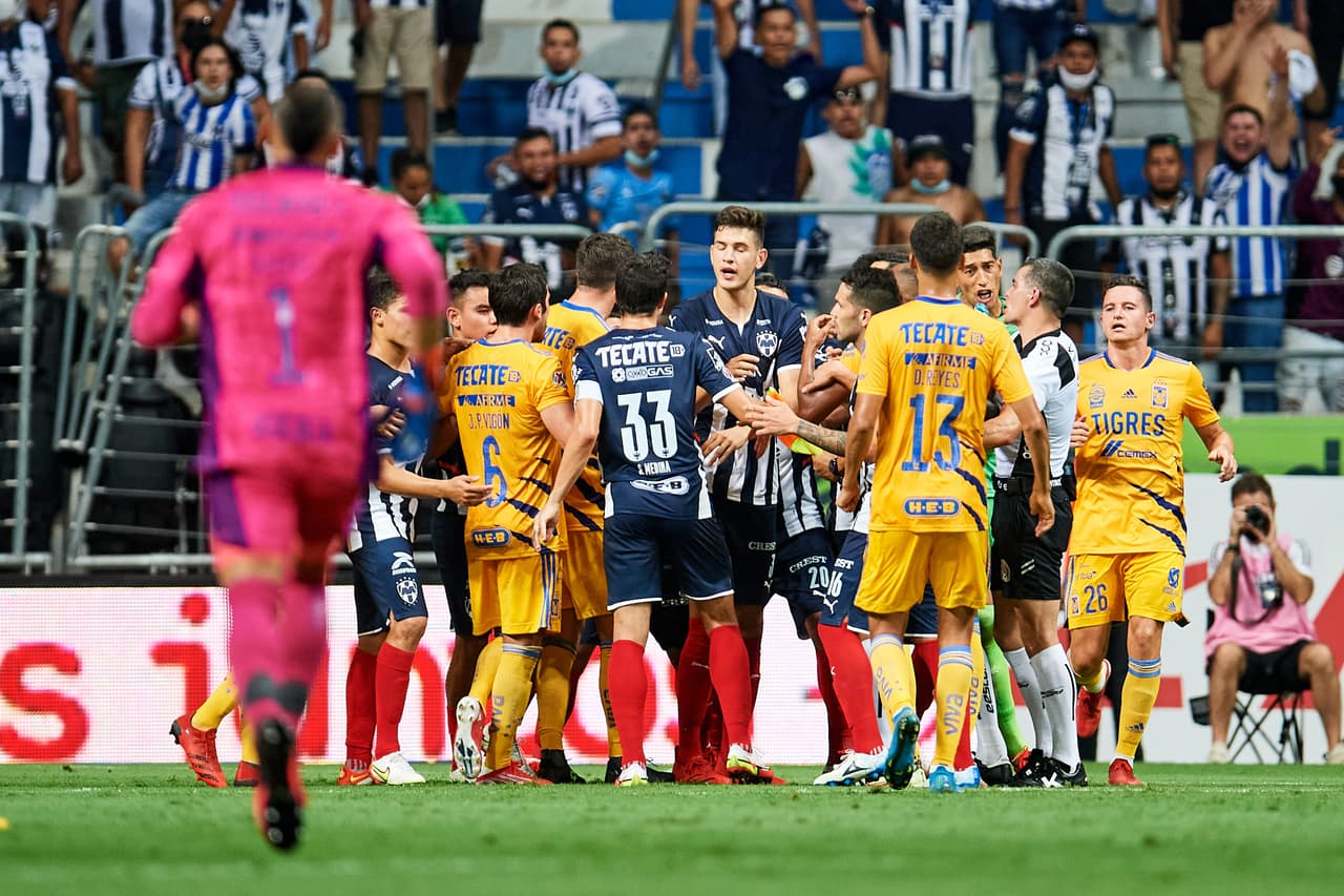 Al medio tiempo hubo una bronca iniciada por Montes y Gignac.