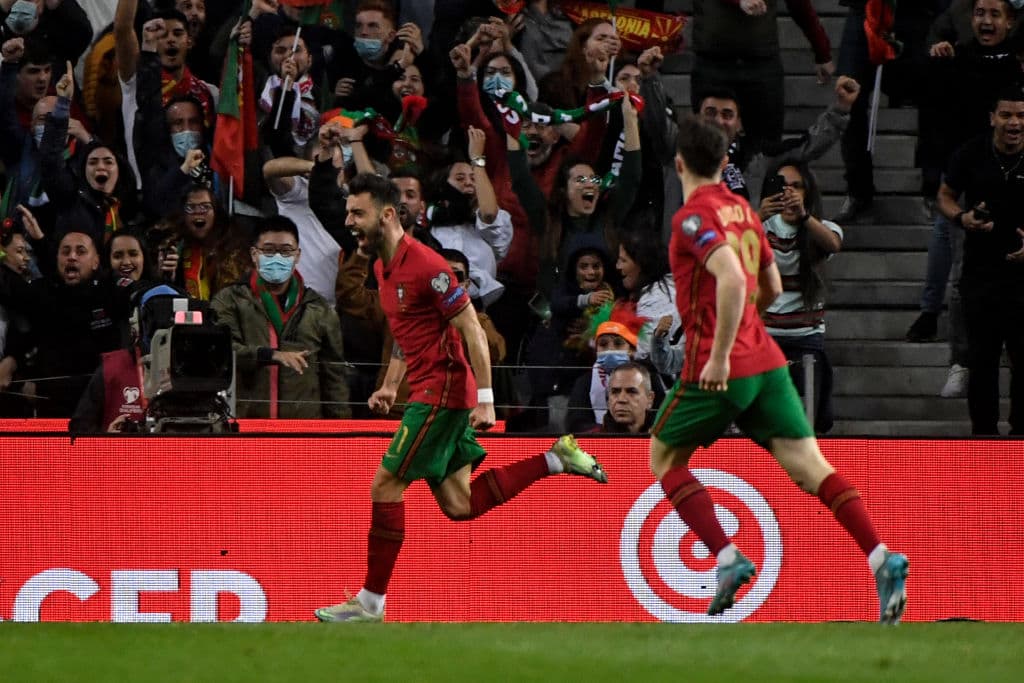 Dos goles de Bruno Fernandes, jugador del Manchester United al igual que Cristiano Ronaldo, sirvieron para que Portugal venciera 2-0 a Macedonia del Norte y sellara su clasificación al Mundial de Qatar 2022.
<br>