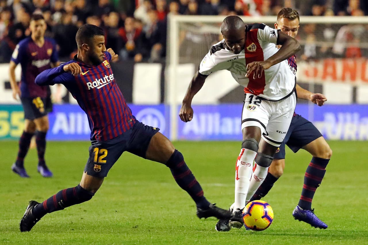 Durante varios minutos el Rayo controló la pelota, como en esta jugada del francés Gilbert Imbula (derecha) ante Rafinha (izquierda) del Barcelona.