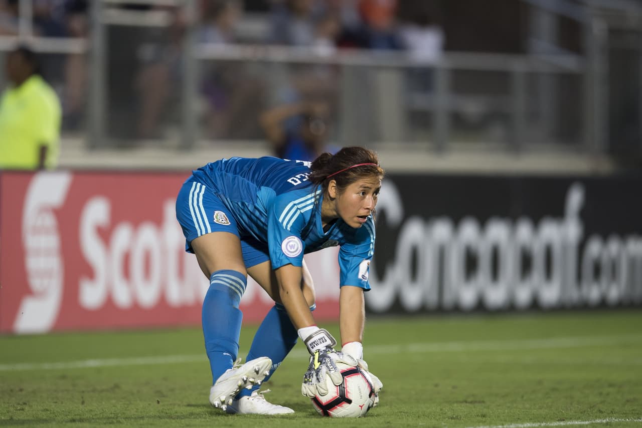 La guardameta mexicana Cecilia Santiago tendría una jornada muy complicada por delante. Ya se había llevado una goleada de 6-0 ante Estados Unidos.