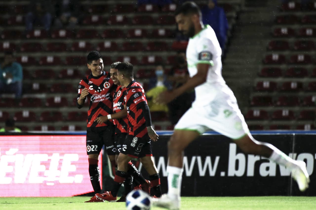 El argentino Lucas Rodríguez intentó centrar, pero su disparo se abrió y terminó colándose por la escuadra de Hugo González.
