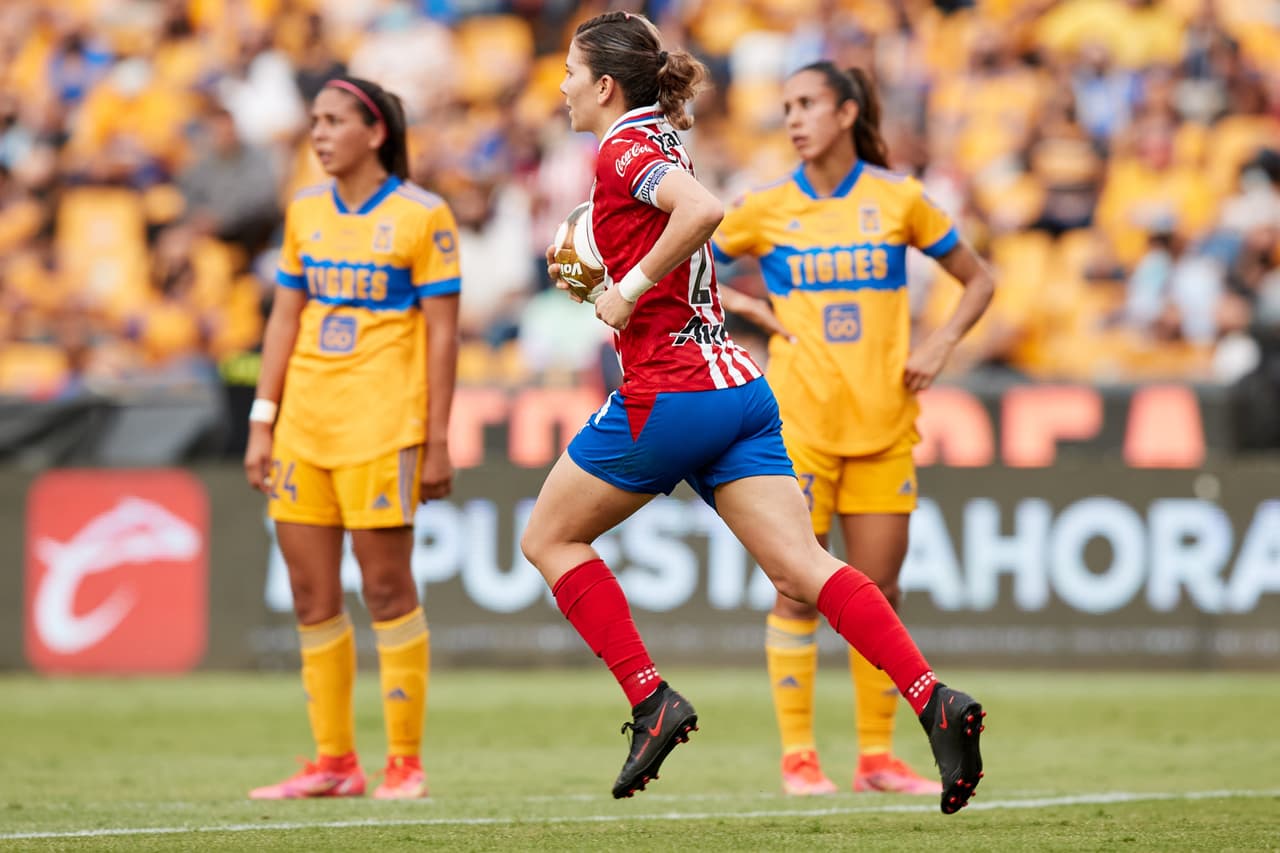 Tigres no dio oportunidad a las Chivas para reaccionar y con un contundente triunfo en la vuelta consiguió el bicampeonato.