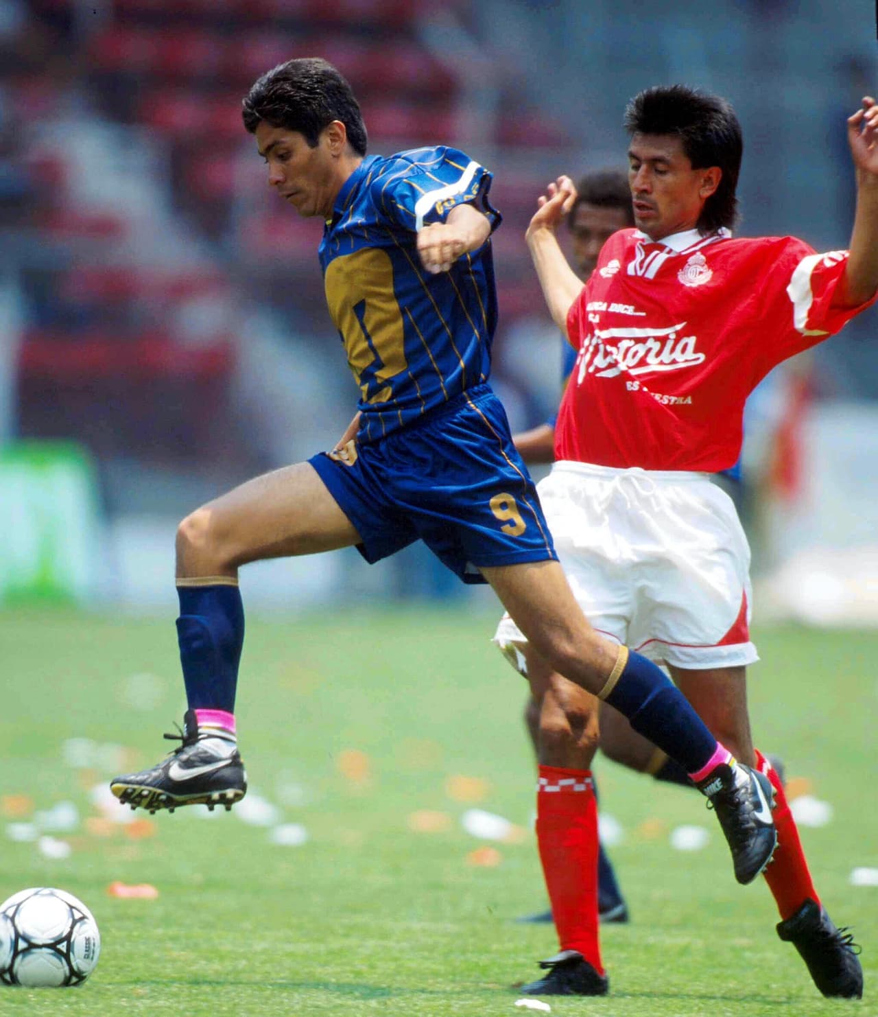 Eran las épocas en que Jorge Campos podía alternar entre la portería y la delantera.