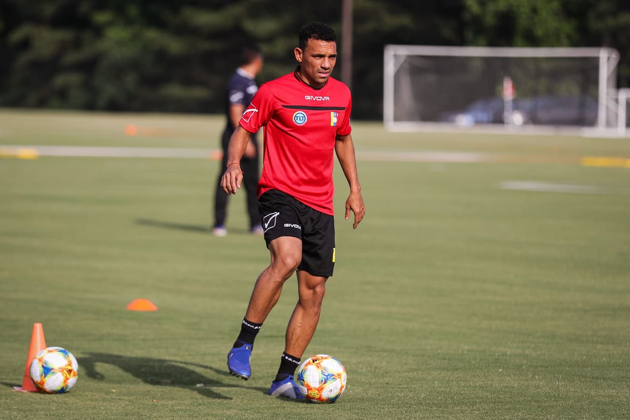 La Selección de Venezuela cerró su preparación de cara al duelo que sostendrá este miércoles en Mercedes-Benz Stadium en Atlanta ante México, en choque que le sirve de preparación a ambas selecciones para la Copa América y Copa Oro respectivamente. La 'Vinotinto' acude a este cotejo con sus grandes figuras como Salomón Rondón, Josef Martínez, Roberto Rosales y Tomás Rincón, bajo la guía del técnico Rafael Dudamel.