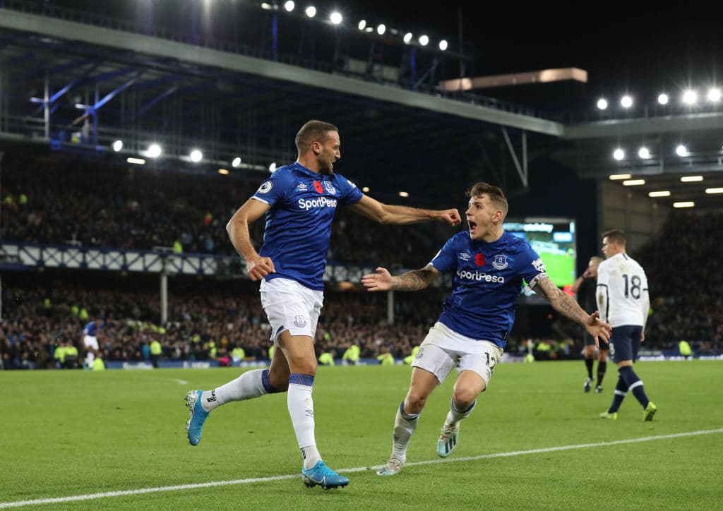 Tosun celebra el gol del empate que le da un punto vital al Everton.