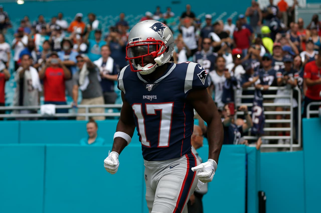 El 7 de septiembre los Patriots anunciaron la contratación de Brown, quien fue asignado con el dorsal 17.
