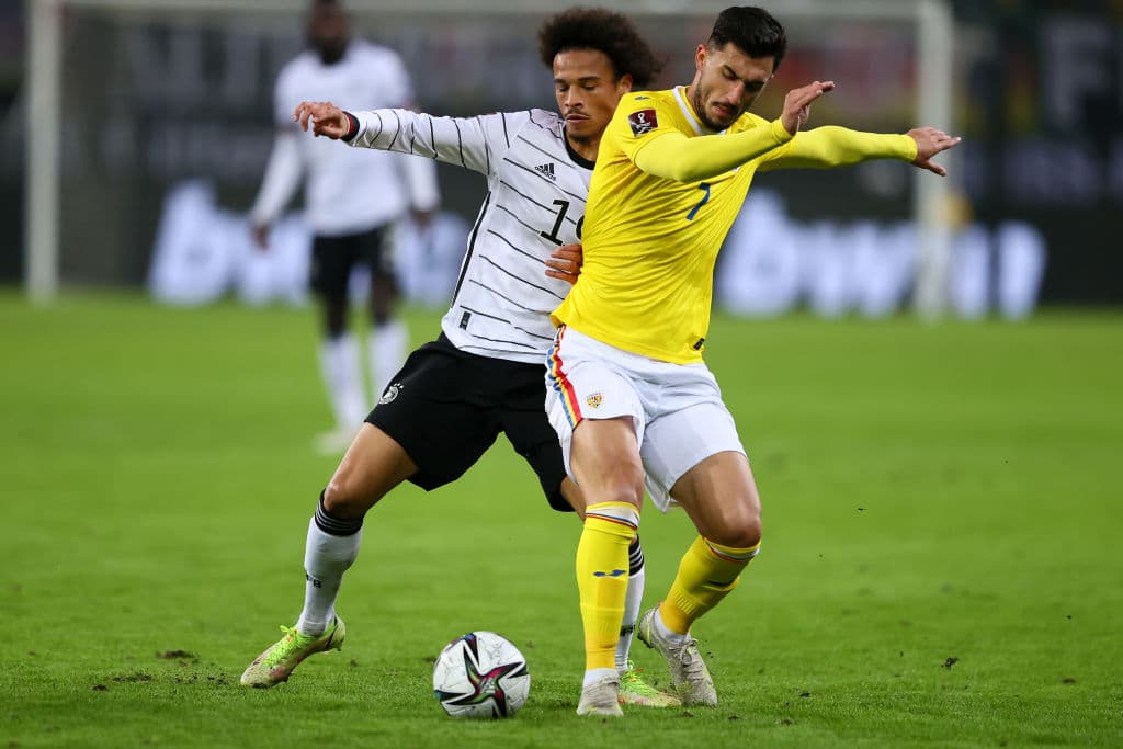 Serge Gnabry y Thomas Mueller le dan la alegría a la Alamenia y remontan 2-1 a Rumania.