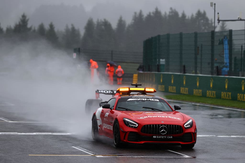 Tras hora y media de retraso por cuestiones climáticas, el Gran Premio de Bélgica se registra como el más corto en la historia, pues tras tres vueltas del circuito y con safety car, se decidió dar por terminada la carrera y sólo se les dará la mitad de puntos a los pilotos. Max Verstappen fue el ganador del circuito, pues fue el primero en partir tras lograr la pole position.