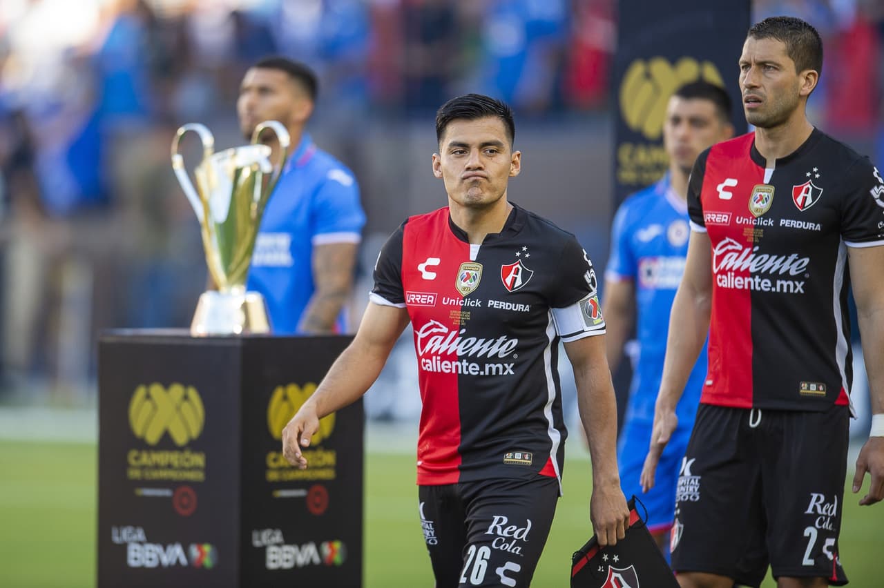 Julián Quiñones pasó de héroe a villano en cuestión de minutos, pues marcó el gol para empatar 2-2 en el tiempo reglamentario, pero voló el último cobro en los penales para darle el triunfo a Cruz Azul.