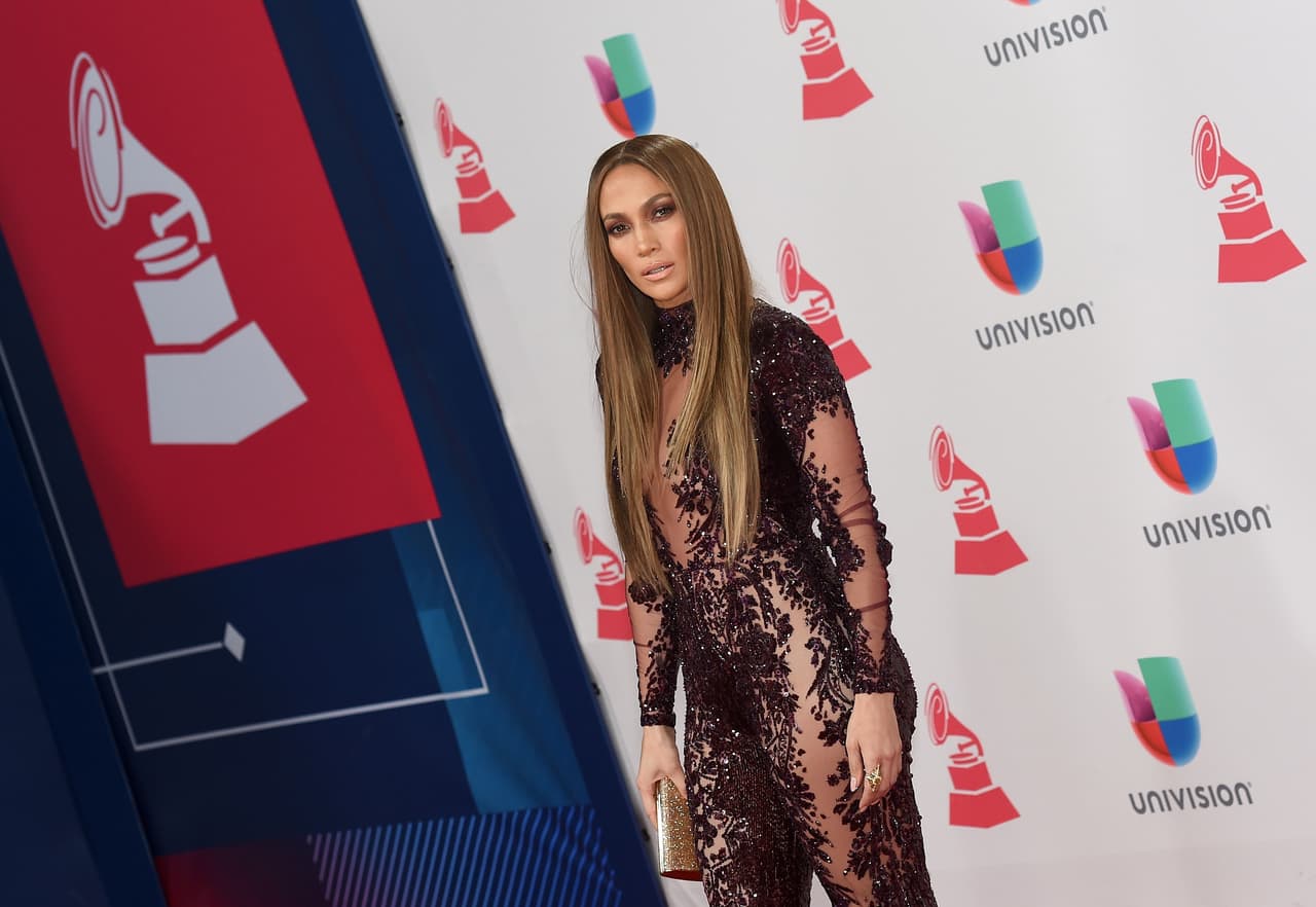 Jennifer López es una ferviente fanática de los New York Yankees. Esta actriz y cantante, que además ha estado presente como artista en otros eventos deportivos, brilla entre los seguidores delequipo neoyorquino en la MLB con su belleza latina y sensualidad.