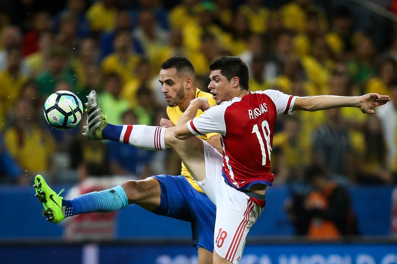 Paraguay salió al segundo tiempo con la misma disposición de aguantar la embestida de Brasil, que a pesar de ir arriba en el marcador siguió su juego intenso.