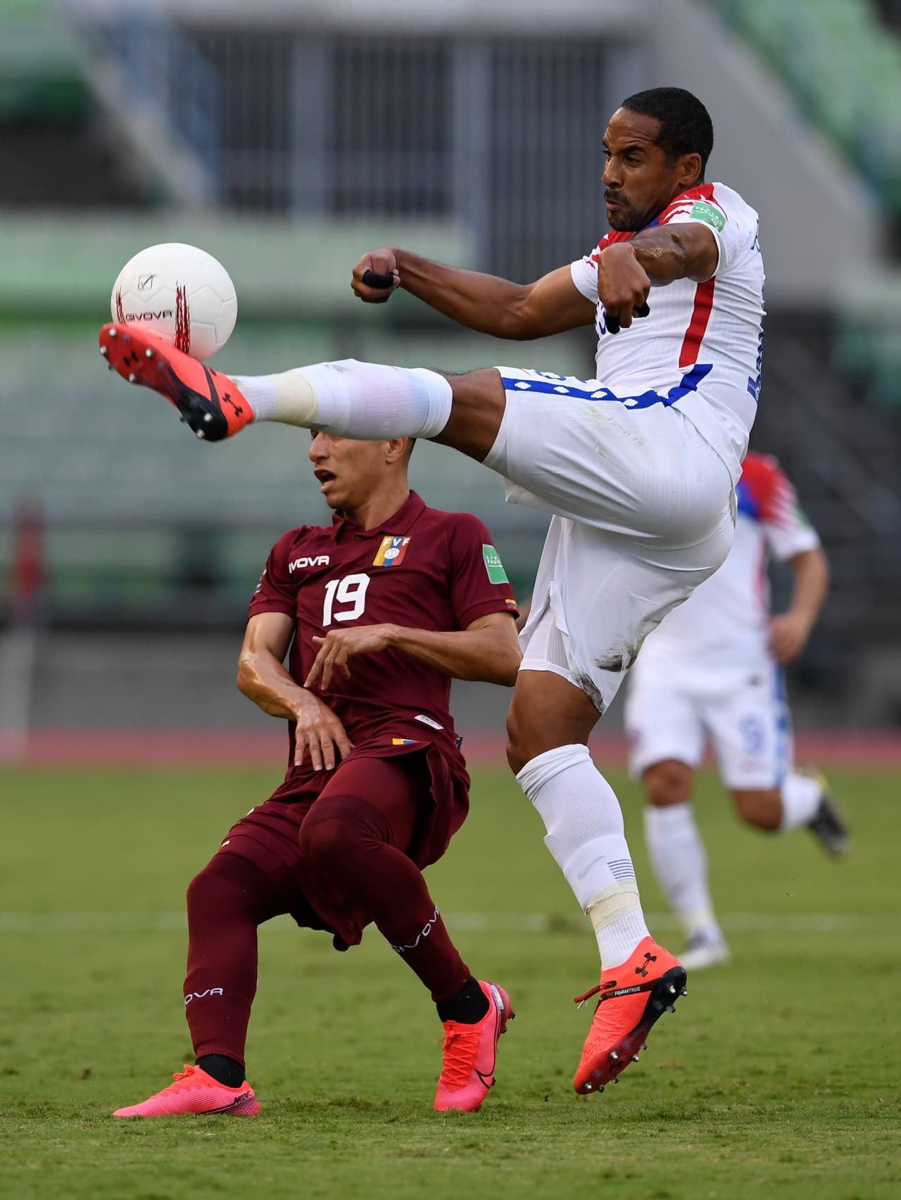 La vinotinto da el campanazo frente a Chile y consiguen sus primeros tres puntos al derrotar 2-1 a los chilenos.