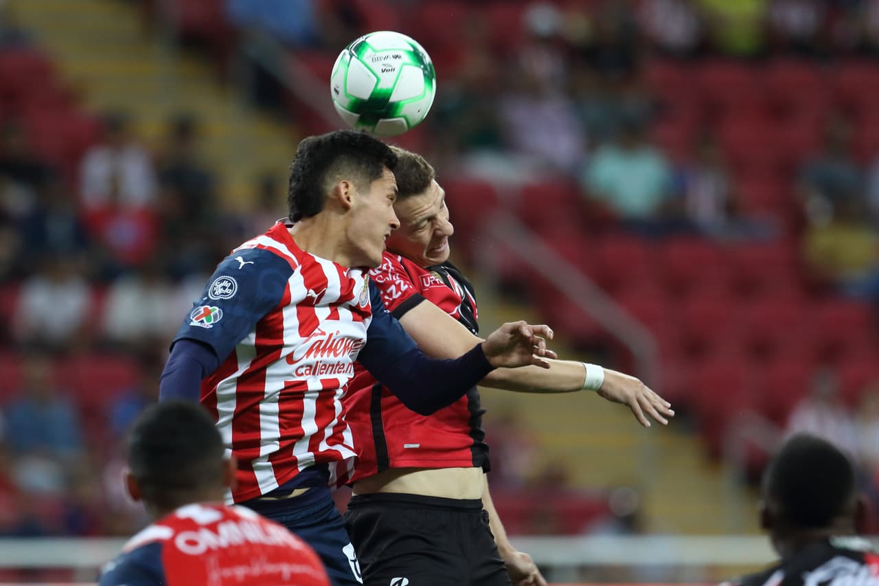 Un primer tiempo bipolar que durante 30 minutos no presentó emociones cambió radicalmente al 28' con el 0-1 de Jeremy Márquez y al 44' con su doblete para silenciar el estadio de Chivas, que lucían perdidas y sin ideas.