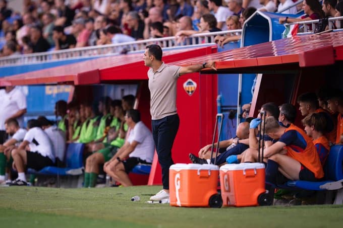 Rafa Márquez debuta con triunfo de último segundo como DT del Barça Atlétic