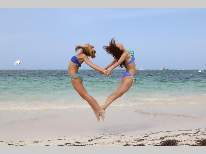 Las cheerleaders de los Patriots lucieron sexys en Punta Cana para hacer su calendario de traje de baño, ¡checa estas bellezas! (Foto: New England Patriots).