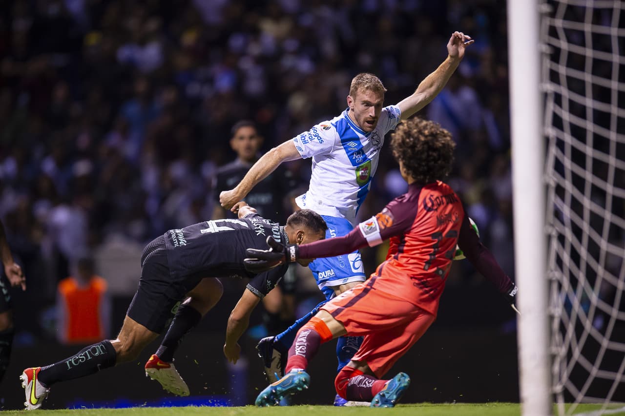 Puebla finalmente abrió el marcador al 55’ gracias a un doble remate de Fernando Aristeguieta para vencer a Ochoa a primer poste.