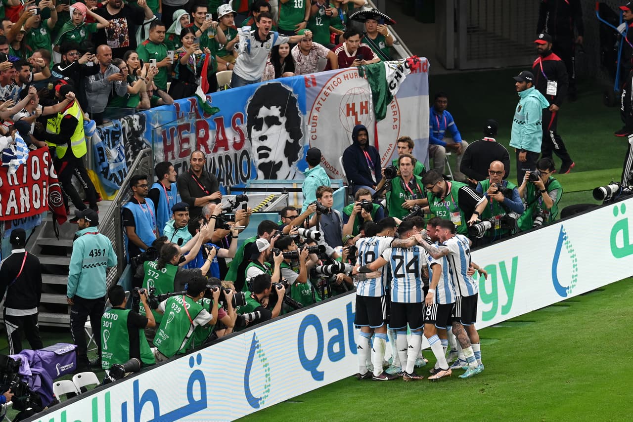 La Selección de Argentina sacó los tres puntos tres vencer a México por dos goles contra cero con las anotaciones de Messi y Fernández en el segundo tiempo con lo que se coloca en el segundo lugar del Grupo C y México cae al sótano.