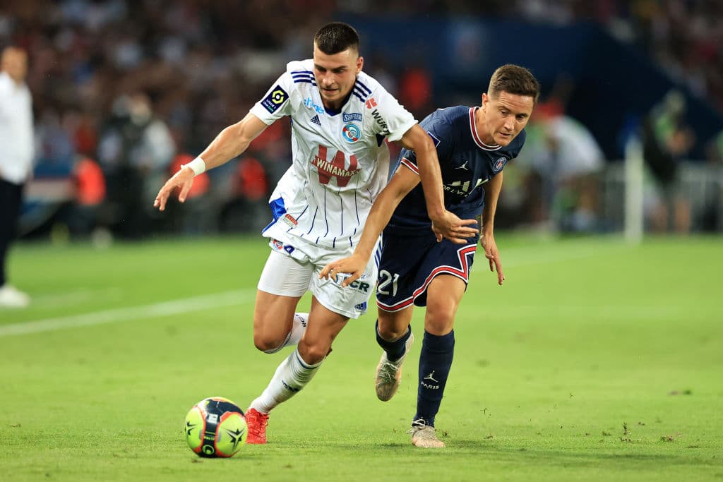 Paris Saint-Germain suma su segunda victoria en la Ligue 1 ante Estrasburgo 4-0. Mauro Icardi (3'), Kylian Mbappé (25'), Julian Draxler (27') y Pablo Sarabia (86') anotaron para el equipo local, mientras que para el Racing fueron Kevin Gameiro y Ludovic Ajorque. Previo al encuentro, el equipo parisino presentó a sus nuevos jugadores: Lionel Messi, Sergio Ramos, Gianluigi Donnaruma, Achraf Hakimi y Georginio Wijnaldum.