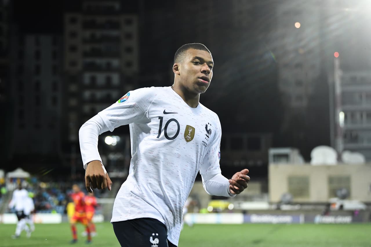 Kylian Mbappe seguirá en PSG según una entrevista con el presidente del club, Nasser Al-Khelaifi, que aseguró que "con seguridad en un 200 por ciento" de seguridad tiene esa certeza.