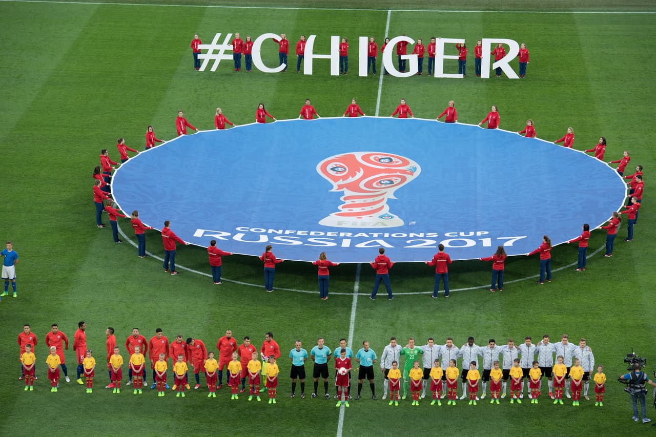 En la cancha, otros 22 hombres construyen su legado en una final inédita, mientras las grandes figutras del fútbol en el pasado aplauden su capacidad desde las tribunas.