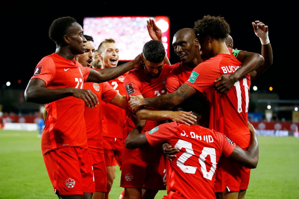 Atiba Hutchinson, Jonathan David y Tajon Buchanan fueron las estrellas canadienses que anotaron en la goleada 3-0 sobre El Salvador.