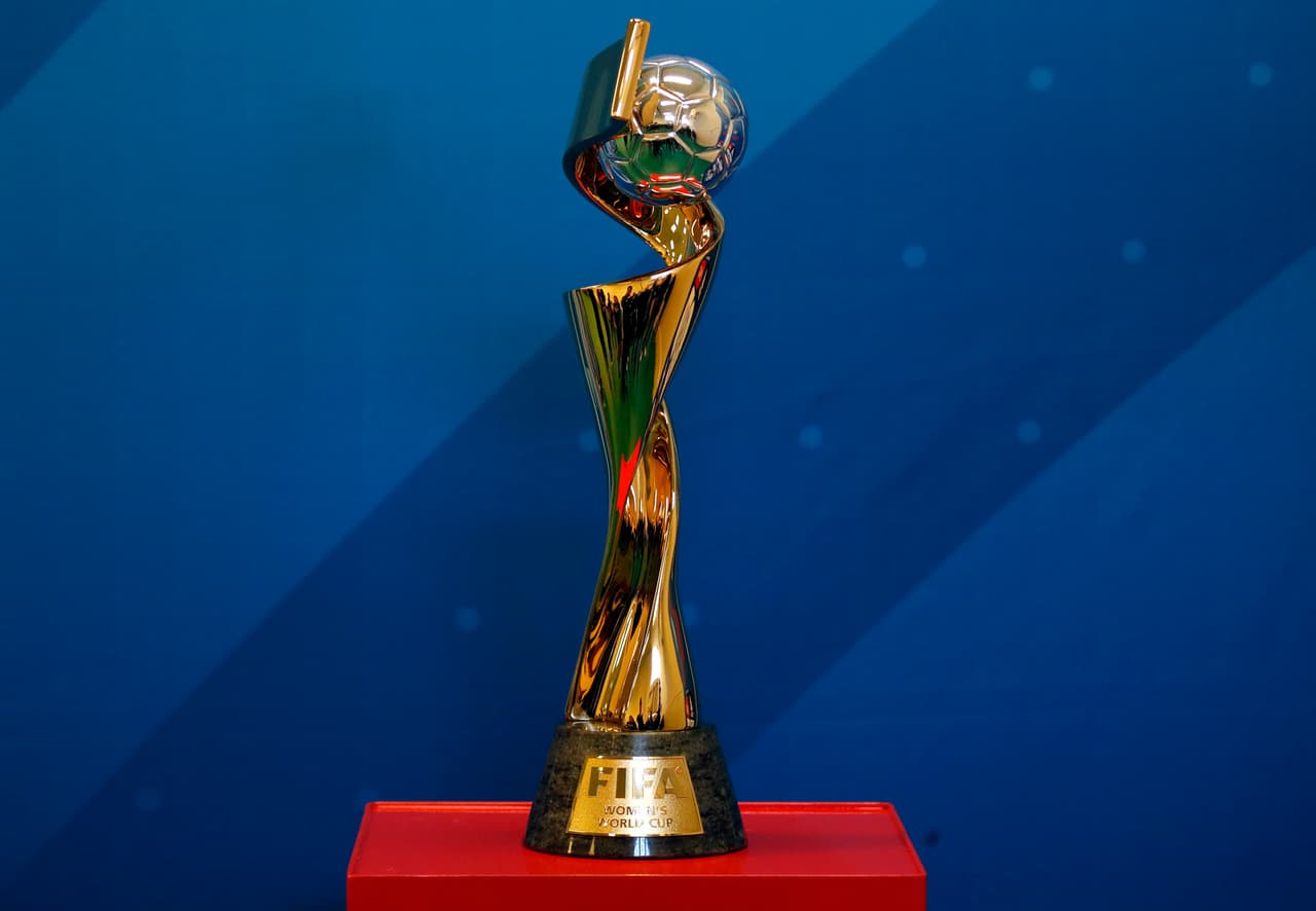 El trofeo de la Copa del Mundo Femenina 2019, a disputarse en Francia, ya está en suelo galo y tuvo su primera parada en este recorrido final en una escuela parisina junto a la mascota Ettie. Los niños fueron los más felices con esta visita y aprovecharon para tomarse fotos con ambos.