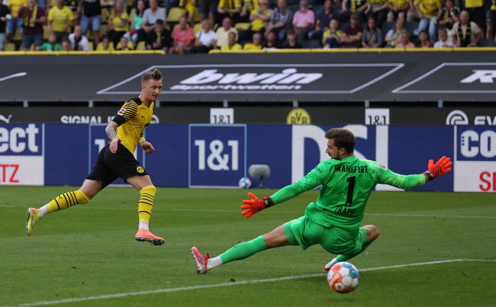 Borussia Dortmund, sin piedad, golea al Frankfurt 5-1 en el primer partido de temporada. Reus (23’), Hazard (32’) y Reyna (58’) sumaron un tanto al marcador, mientras que Erling Haaland anotó doblete durante el encuentro. Felix Passlack anotó autogol al 27’, mientras que Jens Petter Hauge anota el segundo tanto al 86’.