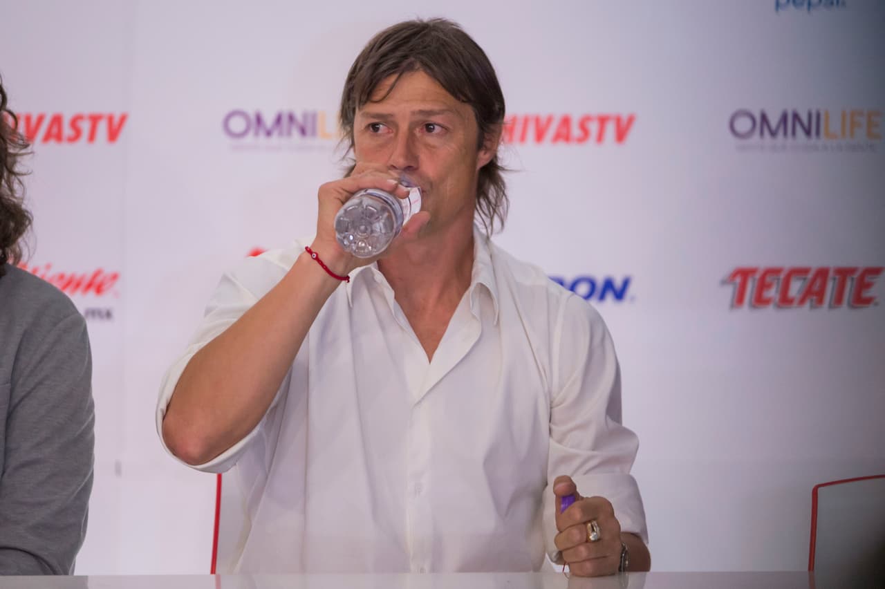 Distante, serio e incómodo se vio al argentino Matías Almeyda, entrenador de las Chivas, en el evento que se realizó ante la prensa en la sede del club.